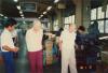 BD/309/104 Dorp Teminabuan, westerse man en vrouw bezichtigen fabriek