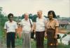 BD/309/107 Dorp Teminabuan, westers stel geflankeerd door man en vrouw die hen hebben rondgeleid in fabriek