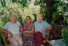 BD/309/114 Dorp Teminabuan, groepsfoto westers stel en vrouw