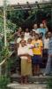 BD/309/116 Dorp Teminabuan, groepsfoto van onder meer westers stel en vrouw met kind op arm