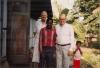 BD/309/84 Dorp Bogor, groepsfoto man met westers echtpaar. Niet publiceren, niet in Nieuw Guinea