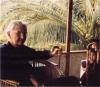 BD/309/90 Dorp Bogor, westerse vrouw op veranda. Niet publiceren, niet in Nieuw Guinea