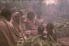 BD/132/112 groepje zittende vrouwen en kinderen in de rook