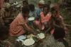 BD/132/34 vrouwen en kinderen die aan het eten zijn