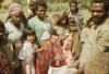 BD/132/51 groepsfoto van papua's met kleding