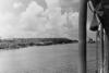 BD/277/35 Uitzicht vanaf boot op kust