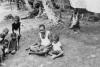 BD/277/53 Kinderen en twee mannen