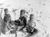 BD/277/60 Groep kinderen op het strand