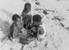 BD/277/61 Drie kinderen op het strand
