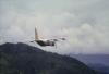 BD/285/76 Vliegtuig boven berglandschap