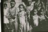 BD/309/152 Groepsfoto van kinderen in traditionele kleding