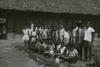 BD/309/221 Groepsfoto met leerlingen van de Jongens Vervolgschool JVVS in Teminabuan