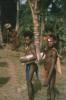 BD/309/278 Twee mannen met hoofdtooi, ketting en tas