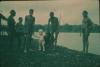 BD/30/59 Asmatvrouwen en mannen met klein blank kind aan rivieroever