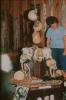BD/30/62 Nederlandse vrouw bekijkt schedels op tentoonstelling