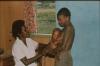 BD/30/81 Asmatverpleegster onderzoekt baby van jonge vrouw in dokterspost