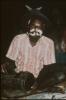 BD/30/88 Asmatman zittend met trommel, hoed en neusversieing