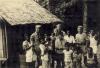 BD/318/63 mariniers poserend met papoea's