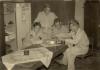 BD/318/70 Groepsfoto van kaartende mariniers