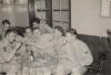 BD/318/82 Groepsfoto van drinkende mariniers in recreatieruimte