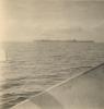 BD/318/83 Foto van eiland genomen vanaf schip op Sentani-meer