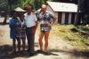 BD/269/1083 Henk Blom met mensen op foto