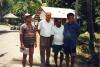 BD/269/1085 Henk Blom met mensen op foto