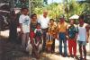 BD/269/1086 Henk Blom met mensen op foto
