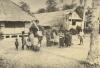 BD/269/1151 Groep Papoea's met (handels)waar voor de pastorie in Arso