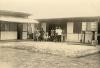 BD/269/1153 Bouwploeg bestaande uit Papoea's en westerlingen (franciscanen?)