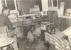 BD/269/1233 Franciskaner broeder Henk Blom binnenshuis in Wamena