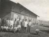 BD/269/1239 Franciskaner broeder Henk Blom met Karya Mulia bouwploeg in Wamena