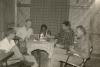 BD/269/1245 Franciskaner broeder Henk Blom en collega's ontspannen rond de tafel