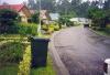 BD/269/1268 Straatbeeld met bungalows en Kliko's in Kuala Kencana: suburbia in Papua